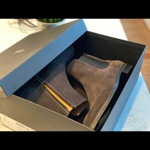 *NEW* Guess Suede Chelsea Boot - Men size 8.5